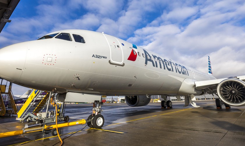 American Airlines verbindet die Ost- mit der Westküstenmetropole Los Angeles und fliegt den Flughafen LAX an.