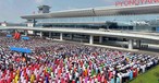 Bei der Eröffnungsfeier waren so viele Menschen am Flughafen wie sonst wohl nie.