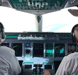 Das Cockpit des Superjet - ausgestattet mit modernster Technologie und viel Ähnlichkeit zur Airbus-A320-Familie.