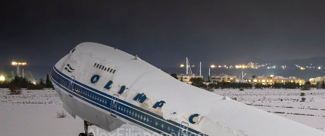 Die Boeing 747 kippte von der Schneelast nach hinten auf ihr Heck.