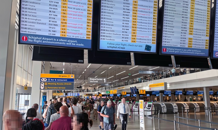 Warteschlangen am Flughafen Schiphol: Nach einer Stunde Wartezeit in der Schlange sind die Passagiere noch nicht einmal in der Nähe des Sicherheitsbereichs.