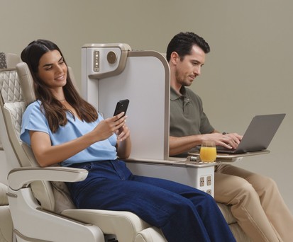 Emirates zeugte ihren neuen Premium-Econmy-Sitz: Der Sitz ist elektrisch und  mit einer Trennwand ausgestattet. 