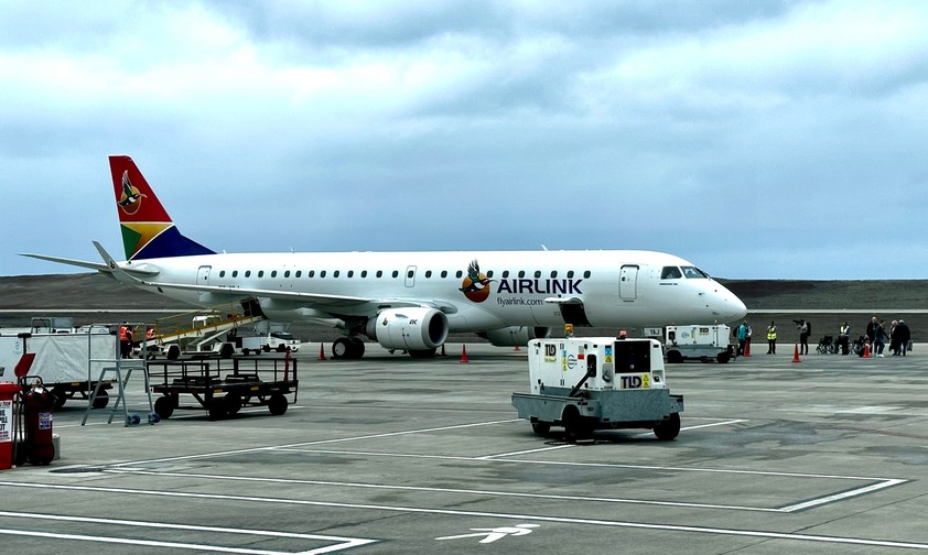 Embraer E190 von Airlink am Flughafen St. Helena: Auf einem Flug saß auch eine infizierte Frau. 