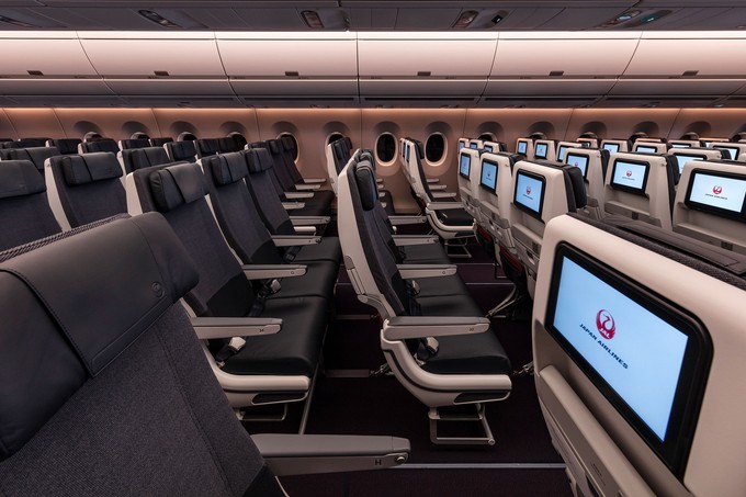 Die Kabine der neuen A350-900 von Japan Airlines JAL: Hier zu sehen ist die Economy Class, ...