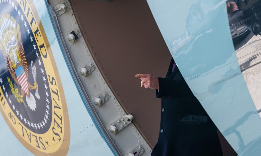Joe Biden beim Aussteigen aus der Air Force One: Bitte nicht stehlen!
