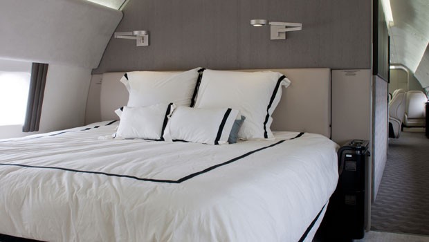 Zwei Schlafzimmer befinden sich im Jet. Das große mit einem King-Size-Bett und eigenem Bad. Ein weiteres kleines hat zwei Diwans, die sich zu Betten umfunktionieren lassen.