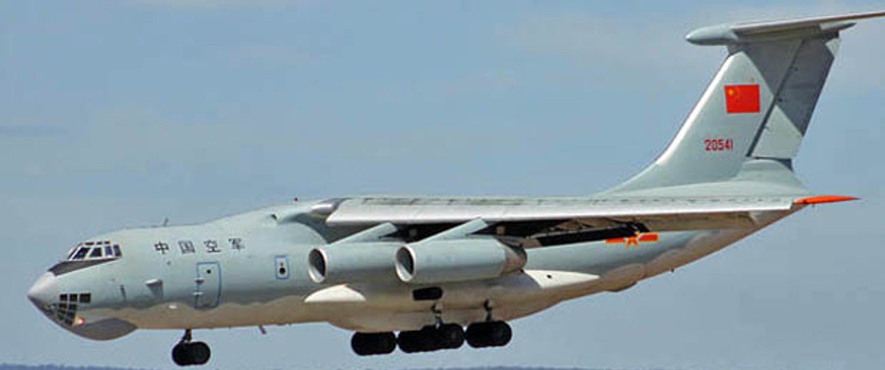 Ilyuschin Il-76 der chinesischen Volksarmee: Mögliche Trümmer erspäht.
