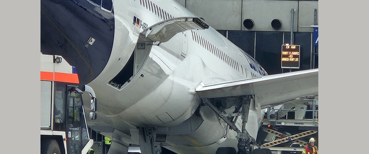 Die D-ABPQ liegt auf der Nase: Die Boeing 787-9 sollte nach Los Angeles fliegen.