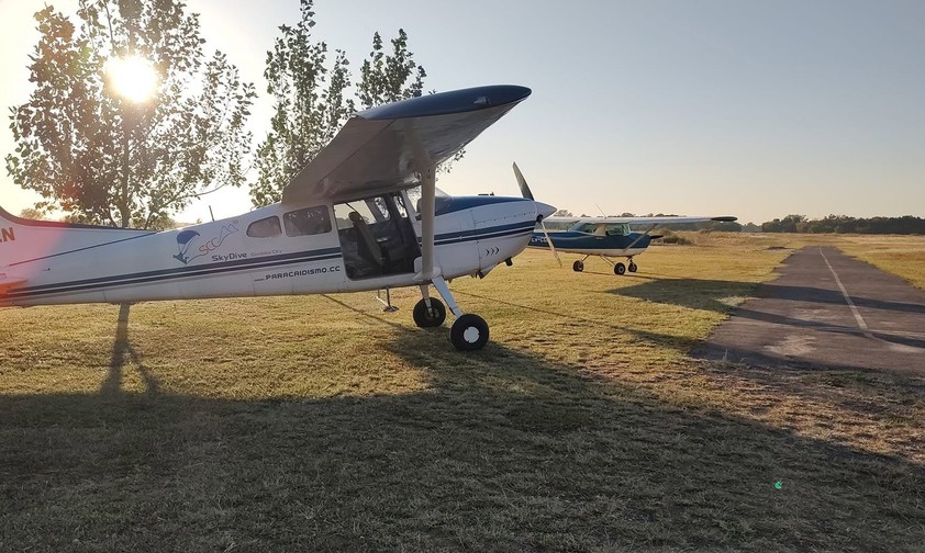 Zwei Flugzeuge der Flugschule Flying Parrot: Ein Fluglehrer der Flugschule hat am 4. Juli mutmaßlich Selbstmord begangen.