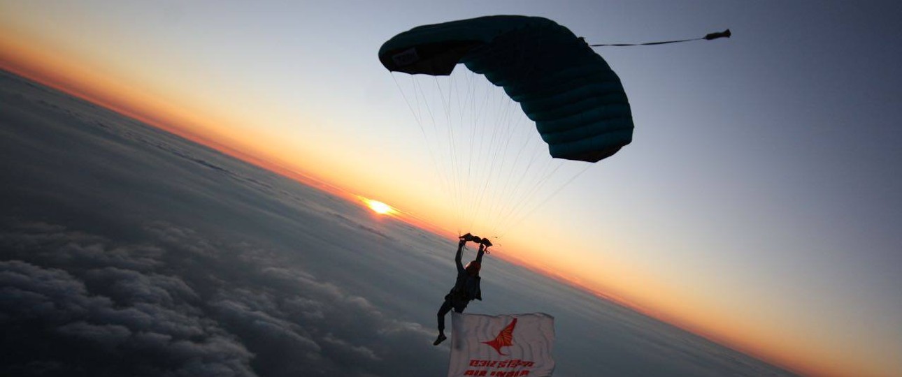 Fallschirmspringer mit Air-India-Flagge: Die Airline versucht zu retten, was zu retten ist.