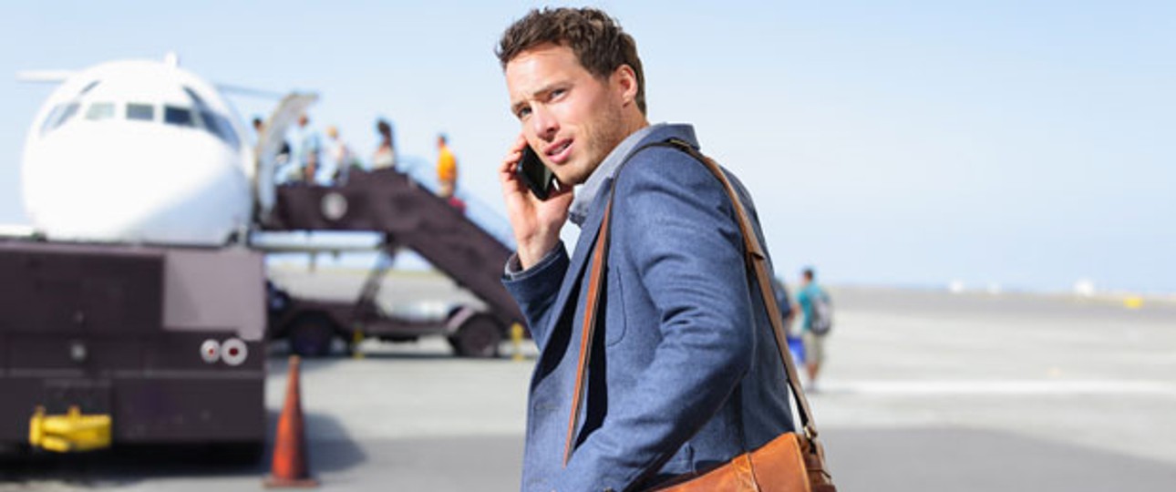 Ohne Handy geht nicht: Offenbar leiden mehr als die Hälfte aller Passagiere, wenn sie ihr Mobilgerät nicht verwenden dürfen.