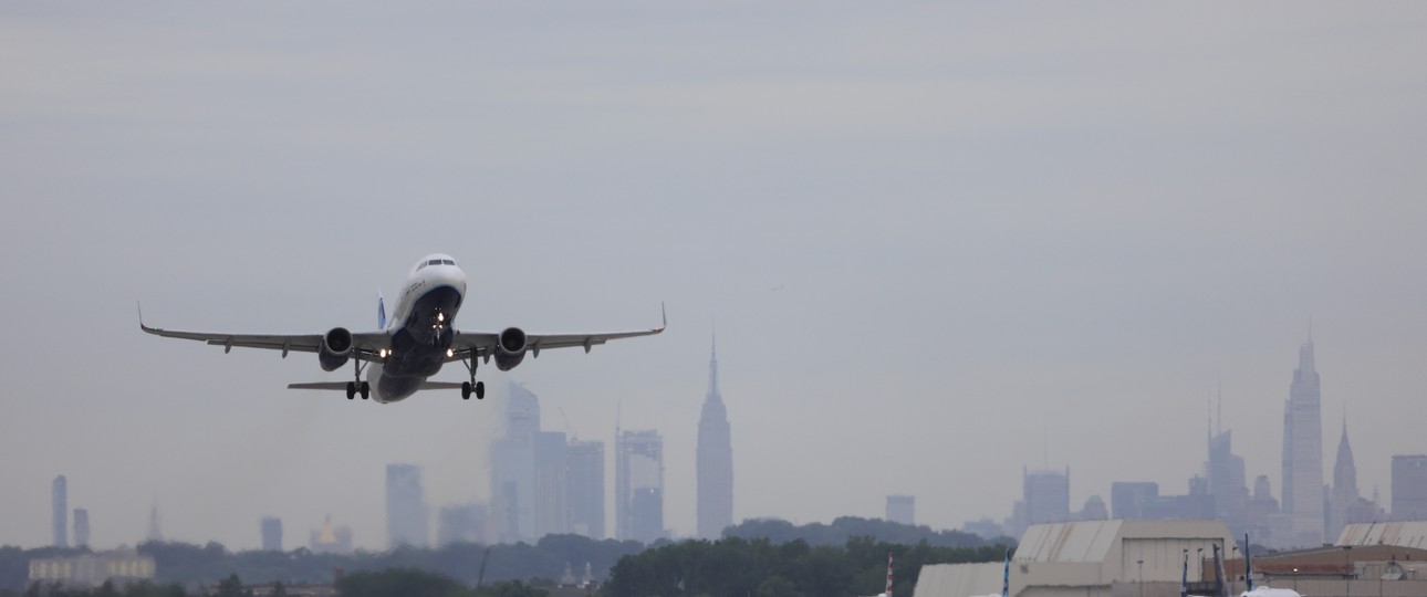 Flugzeug beim Start in New York JFK: Tausende Flüge verspätet.