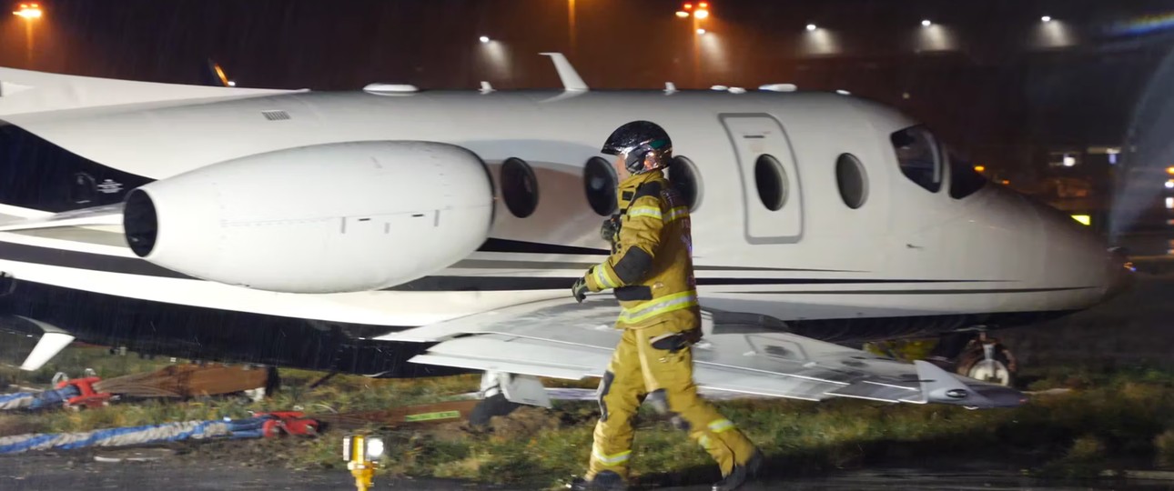 Feuerwehrmannvor der Hawker 400.