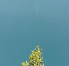 Flugzeug am Himmel: Die Reisezeiten werden wegen Winden länger.