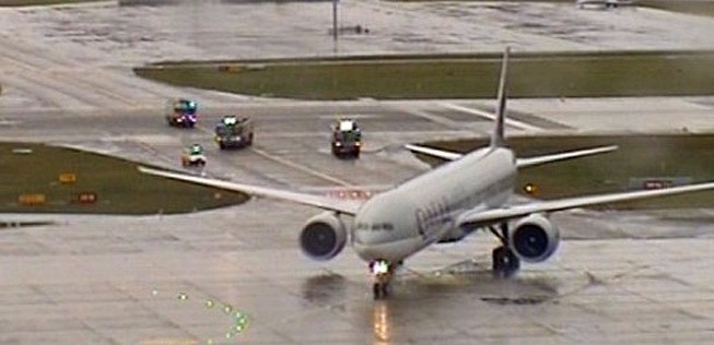 Die Boeing 777 in Zürich: Rettungsfahrzeuge begleiteten den Jet.