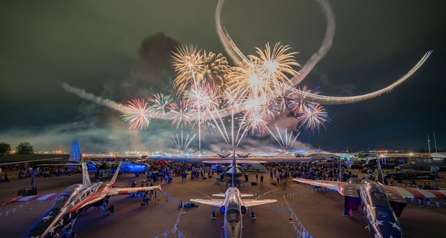 Feuerwerk über Oshkosh: Die Messe hat soviele Besuchende angezogen, wie noch nie.