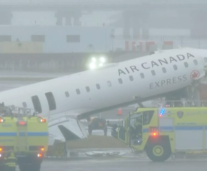 Bilder des verunglückten Flugzeugs: Der Flughafen ist geschlossen.