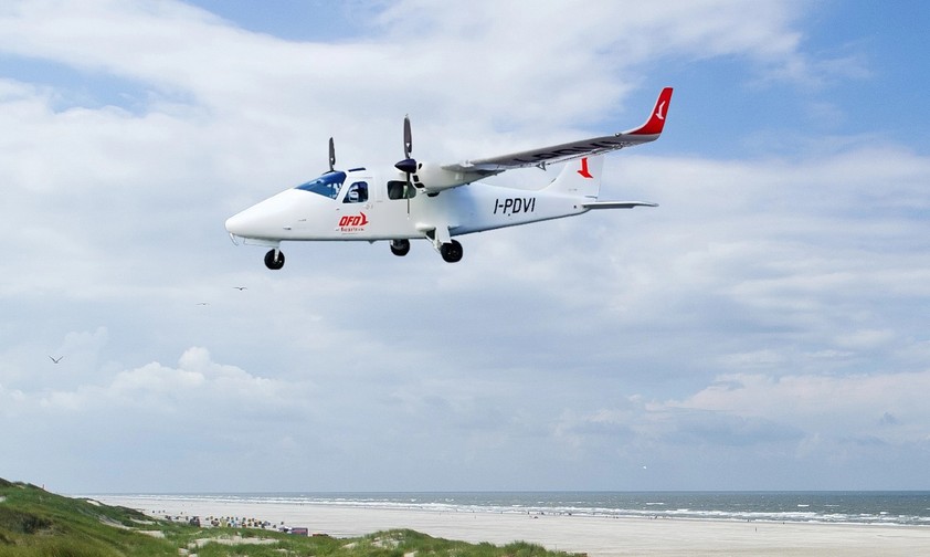 Tecnam P2006T von OFD über der Küste von Juist (Montage): Gebt nicht mehr ab.