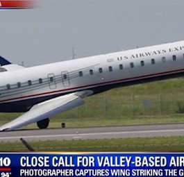 Der Moment: Die Bombardier CRJ 900 berührt mit der Spitze der Tragfläche den Boden.