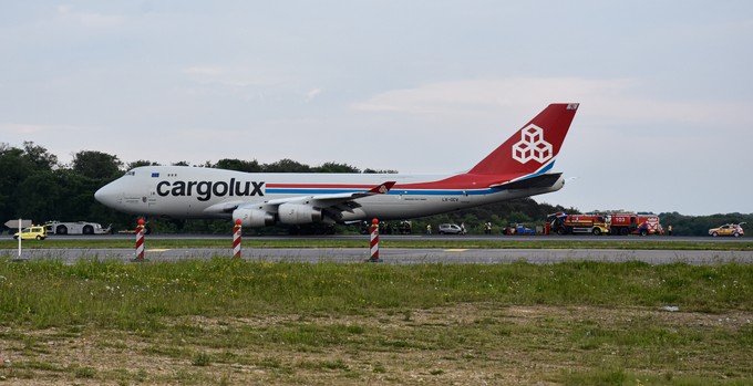 Die Boeing 747 blieb nach dem Zwischenfall auf der Piste stehen.