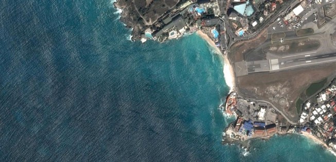 Maho Beach und der Flughafen von St. Maarten: Enge Verhältnisse.