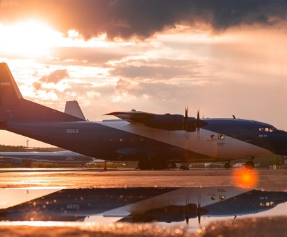 Eine Antonov An-12: Das Flugzeug kann bis zu 20 Tonnen Fracht transportieren.  