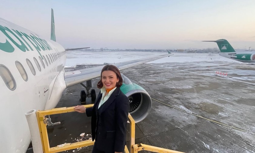 Flugbegleiterin vor dem Airbus A319 von Carpatair: Neu in der Flotte.