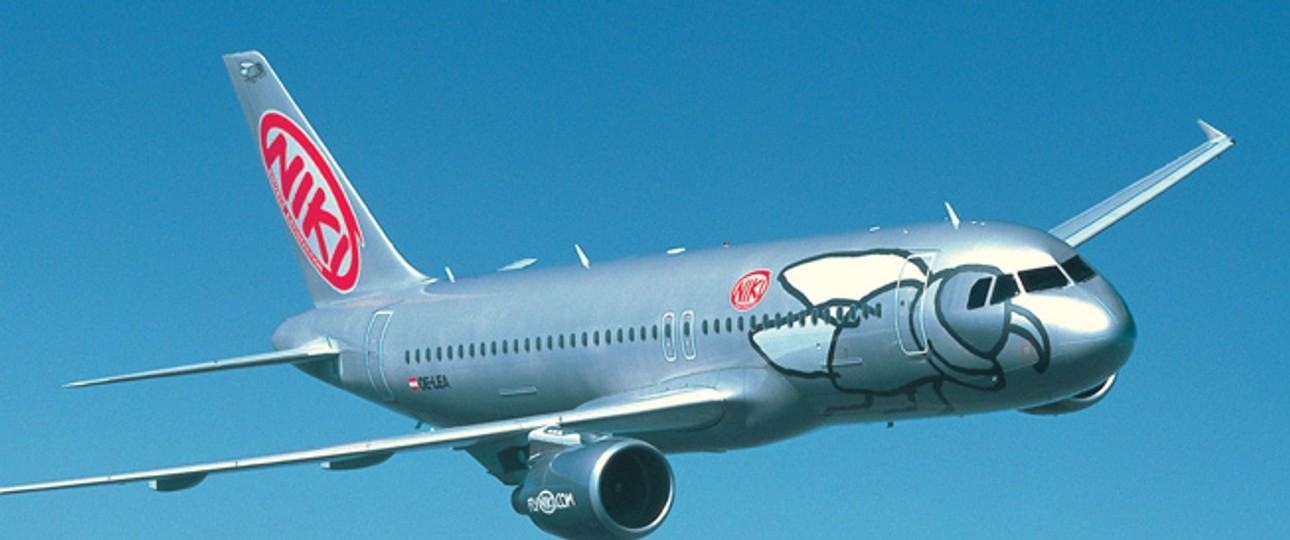 Niki stellte zwar schon Mitte Dezember 2017 den Betrieb ein, doch erst Anfang 2018 wanderte die Zuständigkeit für die Insolvenz von Deutschland nach Österreich. So konnte Niki Lauda mit Laudamotion den <a href="https://www.aerotelegraph.com/niki-lauda-bootet-iag-bei-niki-aus" target="_blank" rel="noopener">Konkurrenten IAG ausstechen</a> und Niki übernehmen. <a href="https://www.aerotelegraph.com/niki-lauda-reicht-laudamotion-an-ryanair-weiter" target="_blank" rel="noopener">Laudamotion reichte er dann wiederum im März an Ryanair weiter.</a>