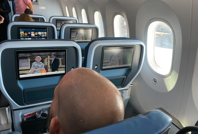 Die Sitzreihe der Premium Economy. Sie ist 2-3-2 angeordnet.