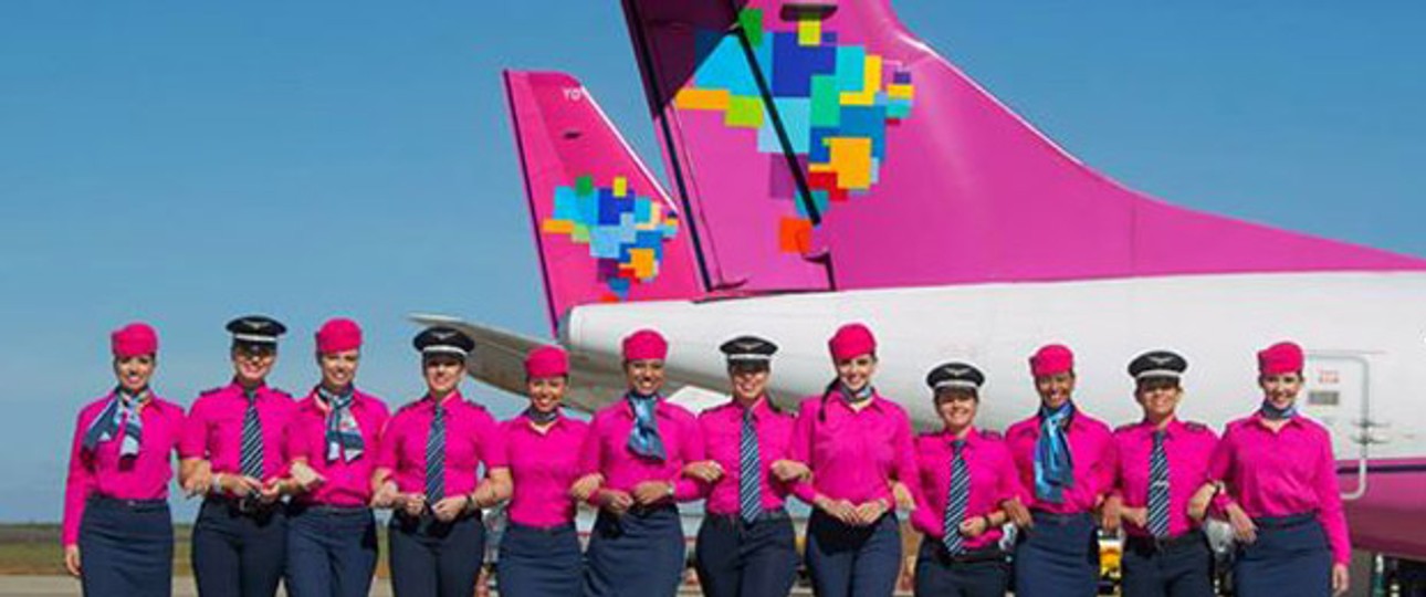 Azul Linhas Aereas besitzt sogar mehrere Flugzeuge mit pinker Speziallackierung