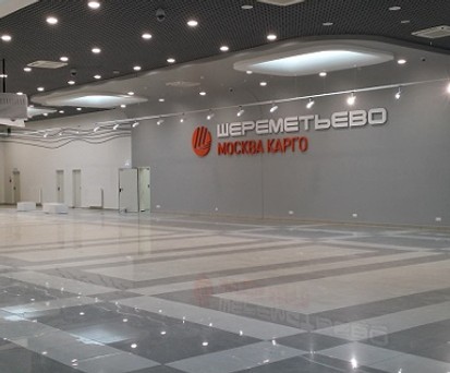 Innenansicht des neuen Terminals: Moderne Abfertigung.