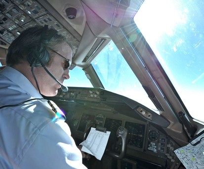 Pilot im Cockpit einer Boeing 777: Piloten können Klarluftturbulenzen nicht voraussehen.