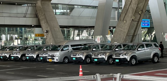 Wartende Limousinen anstatt die bekannten farbigen Taxis von Bangkok