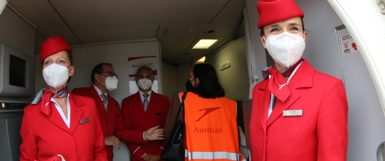 Flugbegleiter und Flugbegleiterinnen begrüßten die Impfwilligen an Bord einer Boeing 777.