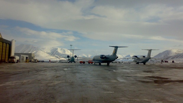 Platz 9: Der norwegische Svalbard Lufthavn wurde auf Permafrostboden gebaut. Doch da sich die Erde immer mehr erwärmt, verschiebt sich die Landebahn und wird uneben. Und so muss die Landebahn immer wieder geflickt und geebnet werden.