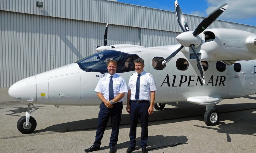 Die Gründer und Inhaber Simon Ambrosius (links) und Moritz Reuter (rechts) vor ihrer Tecnam P2012 Traveller.