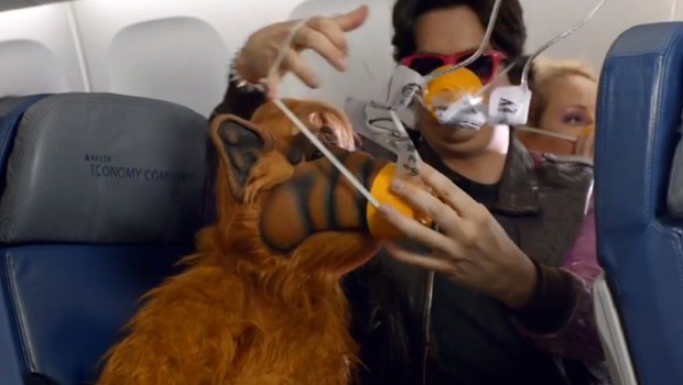 Katzenfresser Alf: Braucht Hilfe mit der Sauerstoffmaske.
