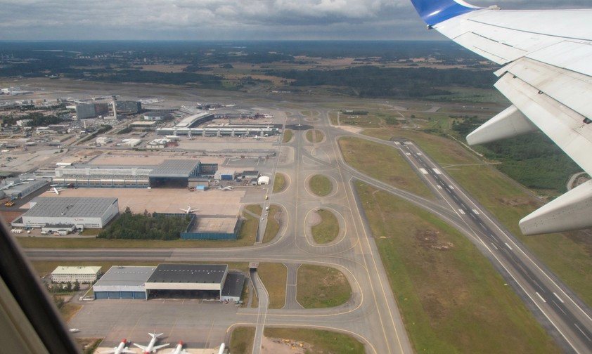 Blick auf eine Flughafen aus der Luft: Piste, Rollwege und Vorfeld.