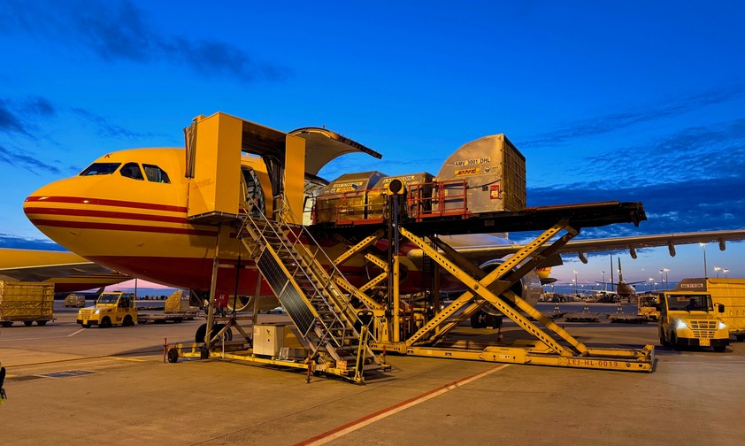 Die Beladung des Airbus A300 von EAT: Nqachts ist viel los in Leipzig.