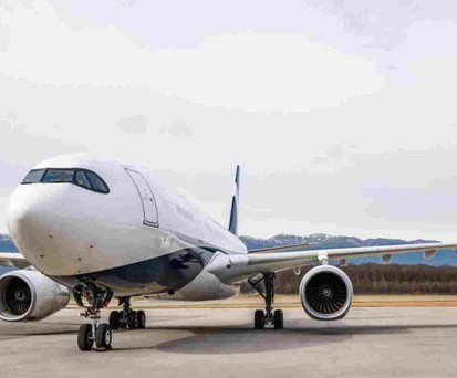 Der Airbus A330 ACJ von außen. Das Flugzeug hat die Kennung P4-MLO.
