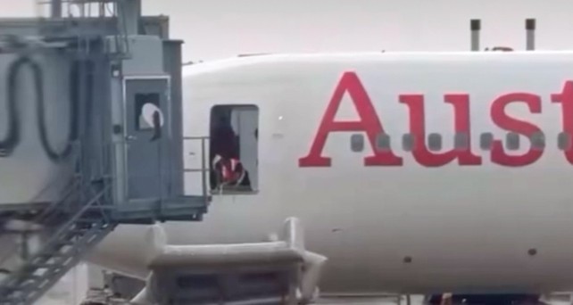 Die Notrutsche wird abtransportiert: Verzögerungen beim Abflug der Boeing 767 von Austrian Airlines.