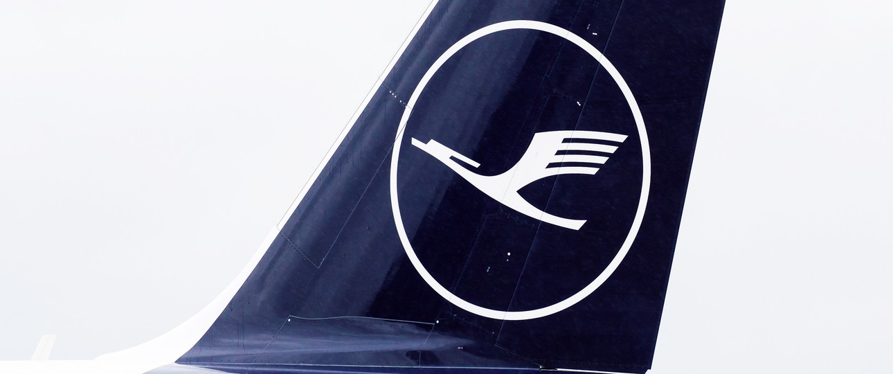 Leitwerk eines Airbus A320 von Lufthansa: Die Fluglinien der Gruppe rücken noch enger zusammen.
