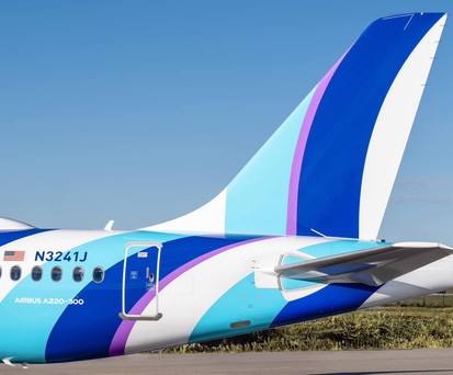 Der neueste Airbus A220 von Jetblue, mit neuem Design: Das Heck zeigt geschwungene Formen.