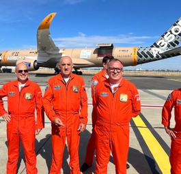 Der Airbus A350 F und die Testflugcrew: Der Frachter war vier Stunden in der Luft.