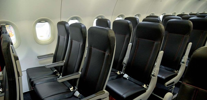 ... folgt die normale Economy Class.