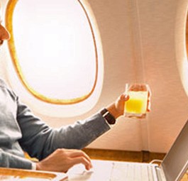 Passagier in der Business Class: Viele Urlauber legen Wert auf Upgrades für Meilen.