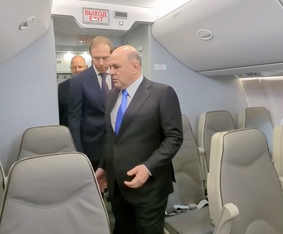 Russlands Ministerpräsident Mikhail Mishustin betritt die neu gebaute Tupolev Tu-214: Der Economy Class ...