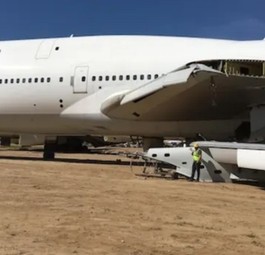 Die Boeing 747 mit der Seriennummer 23394 in der kalifornischen Wüste.