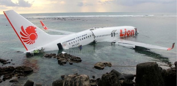 Unglücksmaschine vor Bali: Der Flieger war in zwei Teile gebrochen.