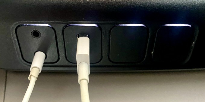 Anschlüsse für Kopfhörer und ein USB-A-Kabel.